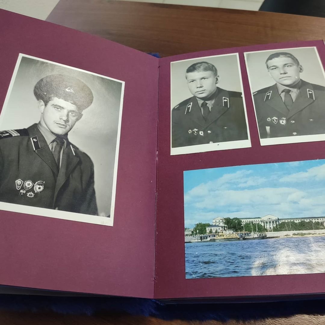 Альбом в твердом переплете с синим мехом на обложке и старыми фотографиями службы — фото 2