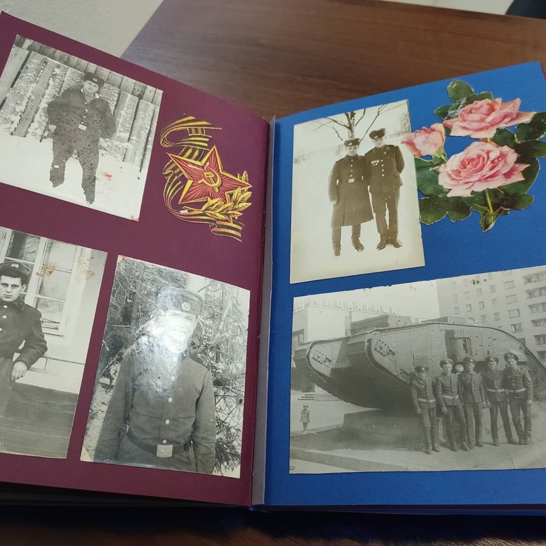 Альбом в твердом переплете с синим мехом на обложке и старыми фотографиями службы — фото 4
