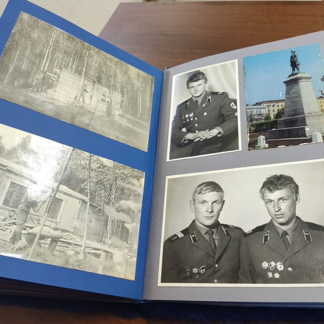 Альбом в твердом переплете с синим мехом на обложке и старыми фотографиями службы — фото 6